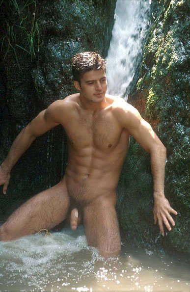 Голый парень в водопаде
