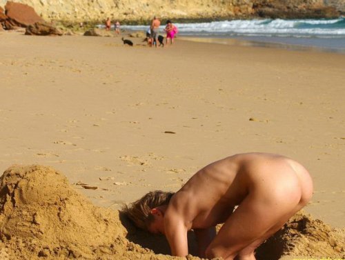 Девушка голая у Черного моря нежится на песке и показывает пизду крупно