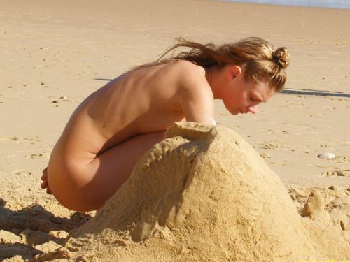 Девушка голая у Черного моря нежится на песке и показывает пизду крупно