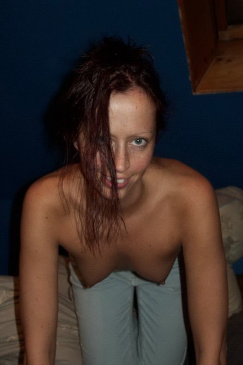 Пьяная русская девушка с веснушками абсолютно голая
