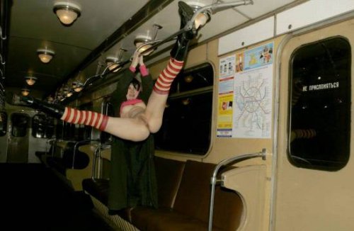 Пьяная шлюха помастурбировала в метро