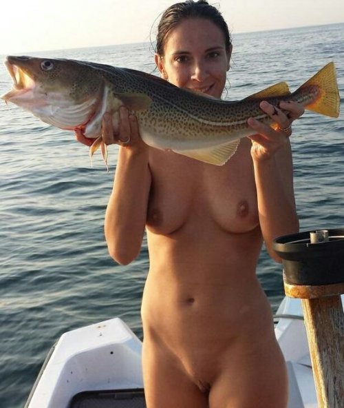 Голые девушки на рыбалке
