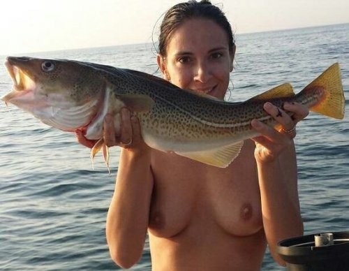 Голые девушки на рыбалке