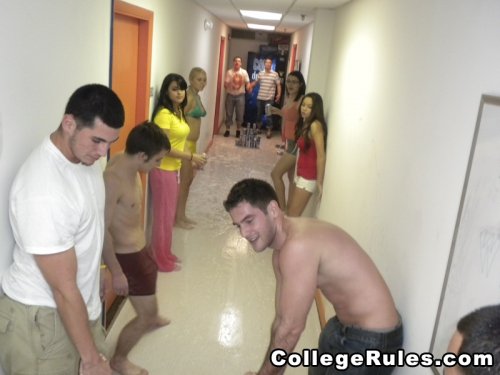 В этом институте посвящают в студенты только через групповой секс