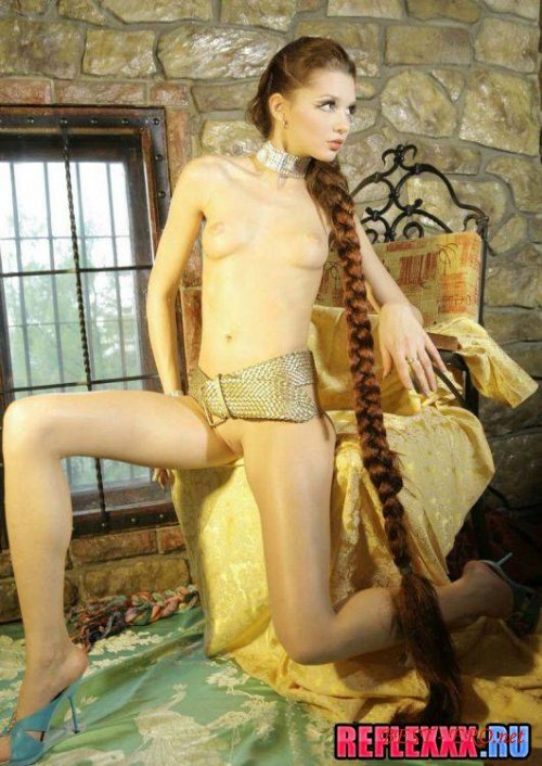 Сексуальная студентка с очень длинной косой