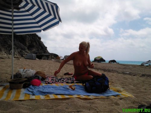 Женщины на нудистском пляже